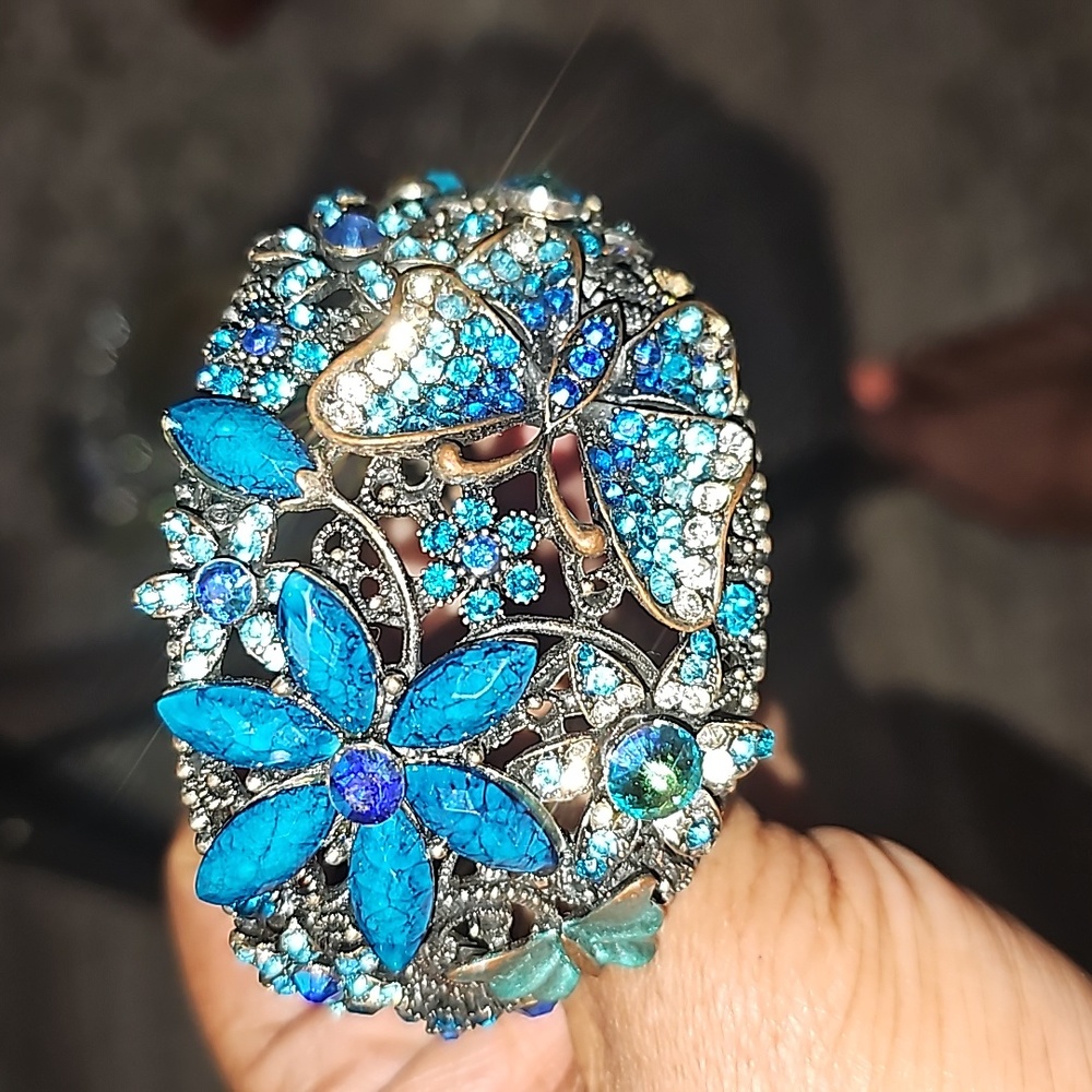 beautiful turquoise bedazzled bracelet rhinestones out.